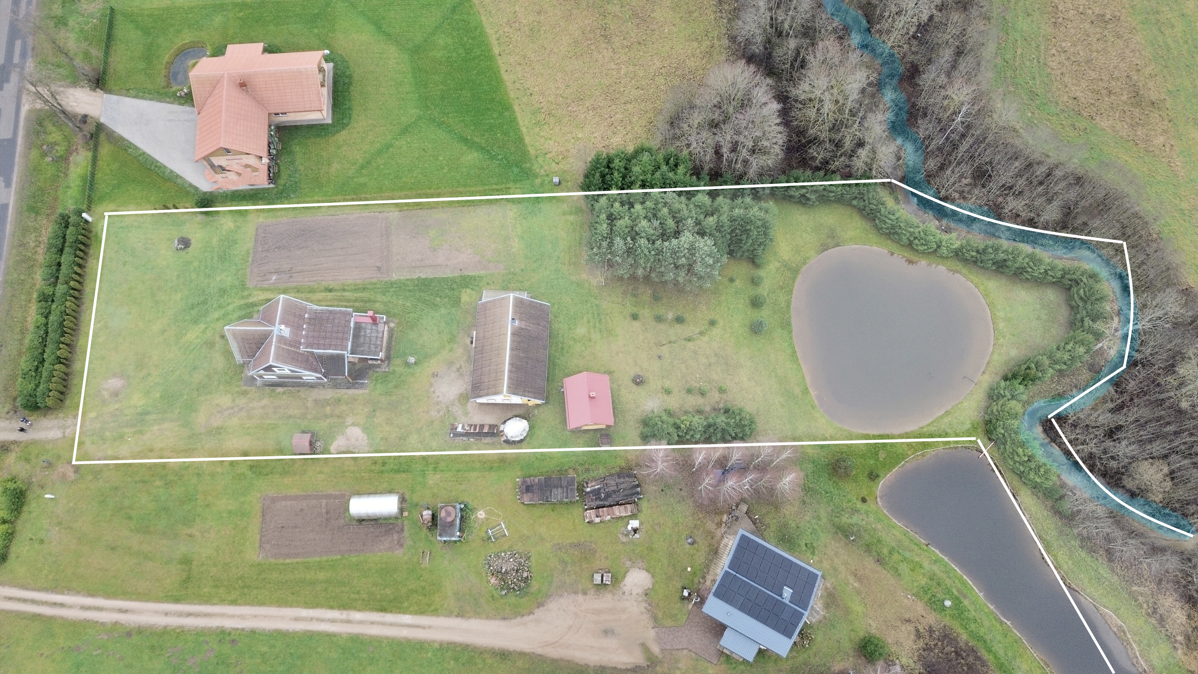 Utenos raj., Vyžuonų mstl., prie upės, parduodamas 106.01 kv.m ploto namas su tvenkiniu