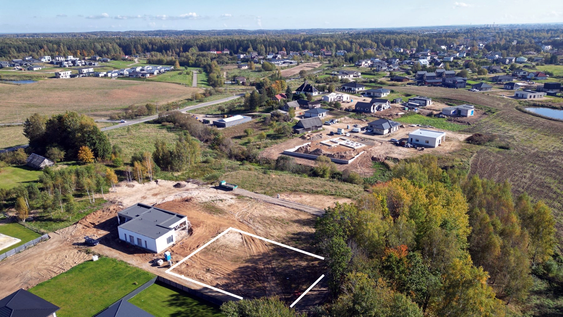 Vilniaus rajone, Pikutiškių kaime, Perluočių g., parduodamas 10 a namų valdos sklypas su namo projektu