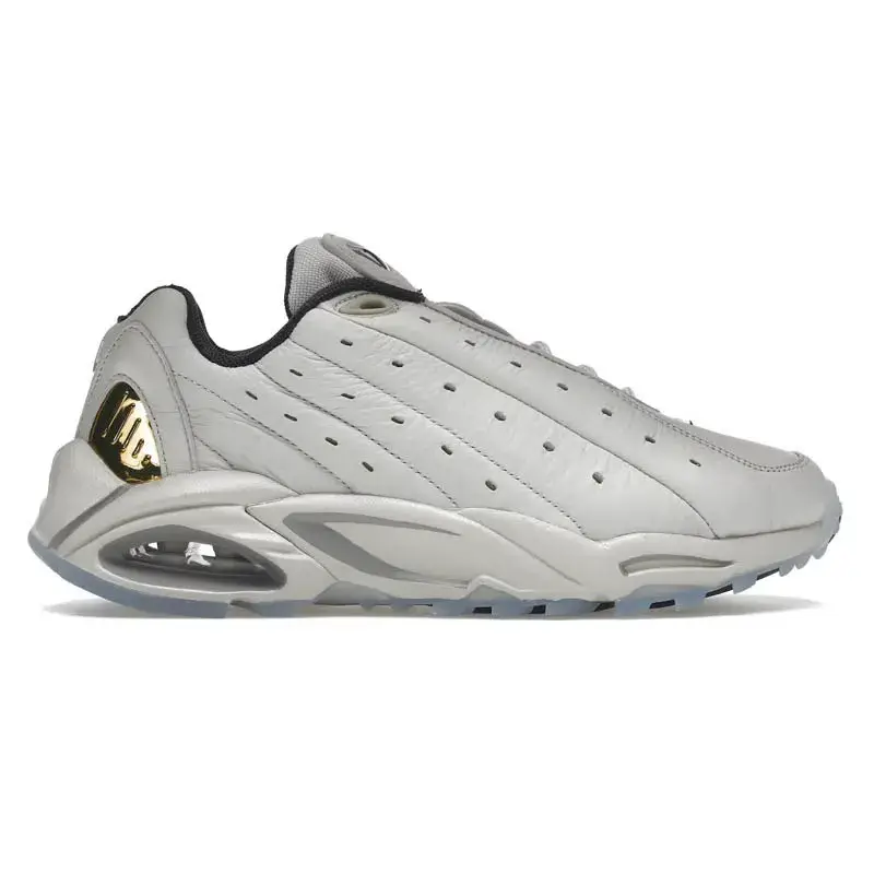 Chaussures de Basket Mid Couleur Blanc cassé avec Design Futuriste style Nocta