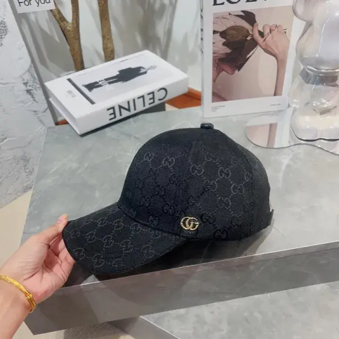 Casquette noire à motifs et logo doré style Guccie