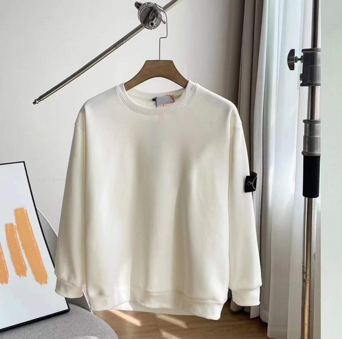 Sweat-shirt blanc avec logo sur la manche style Stone Island 