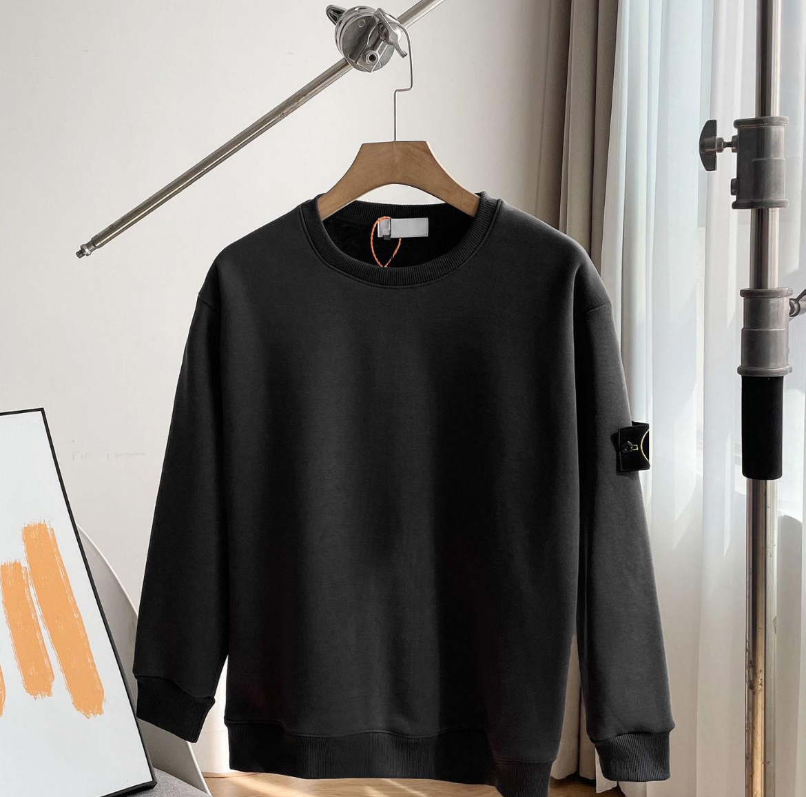 Sweat-shirt noir avec logo sur la manche style Stone Islanda