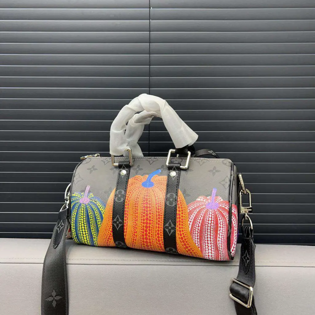 Sac à main noir avec motifs citrouilles style LVi