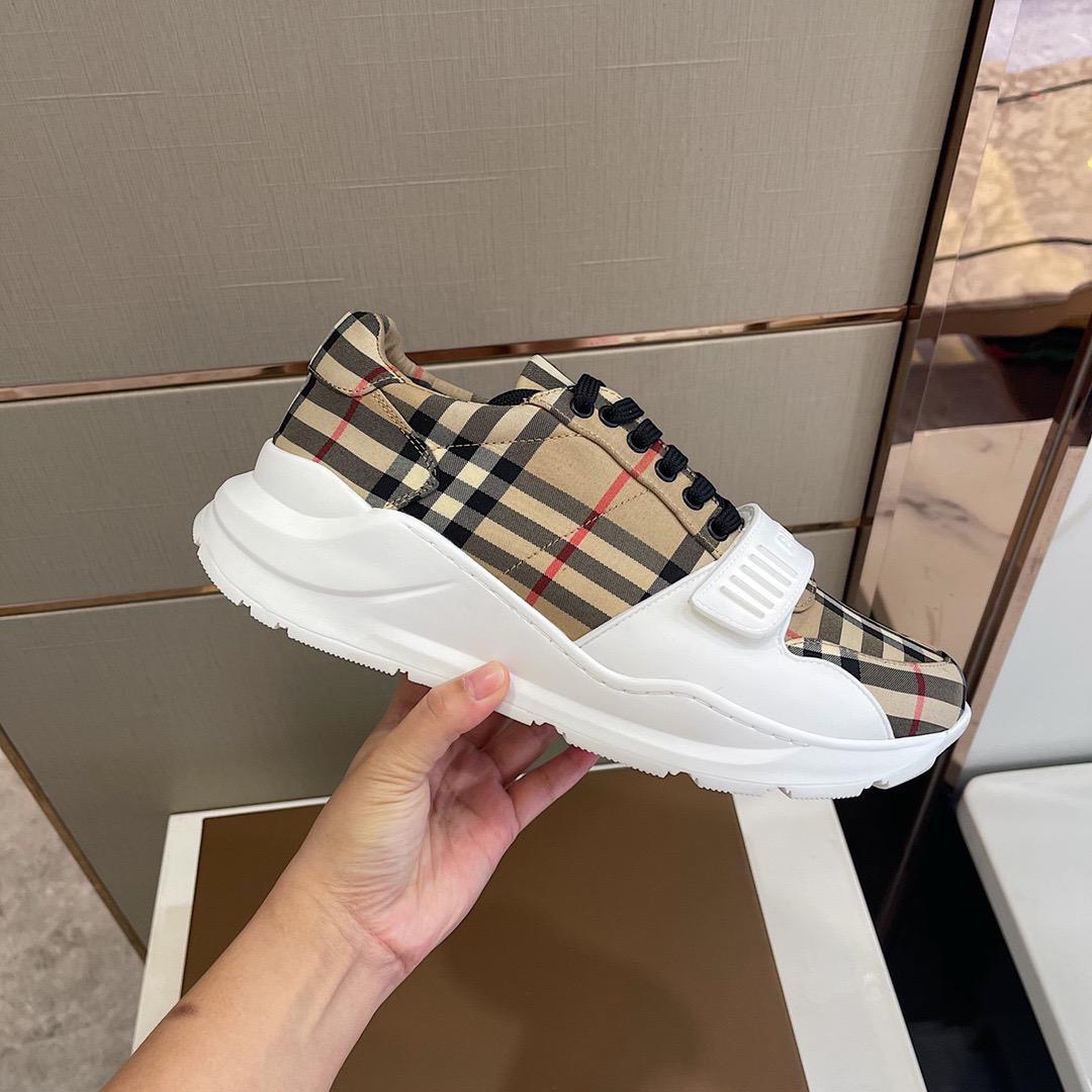 Chaussures en cuir velours et tissu à motif rayé beige style burberrye