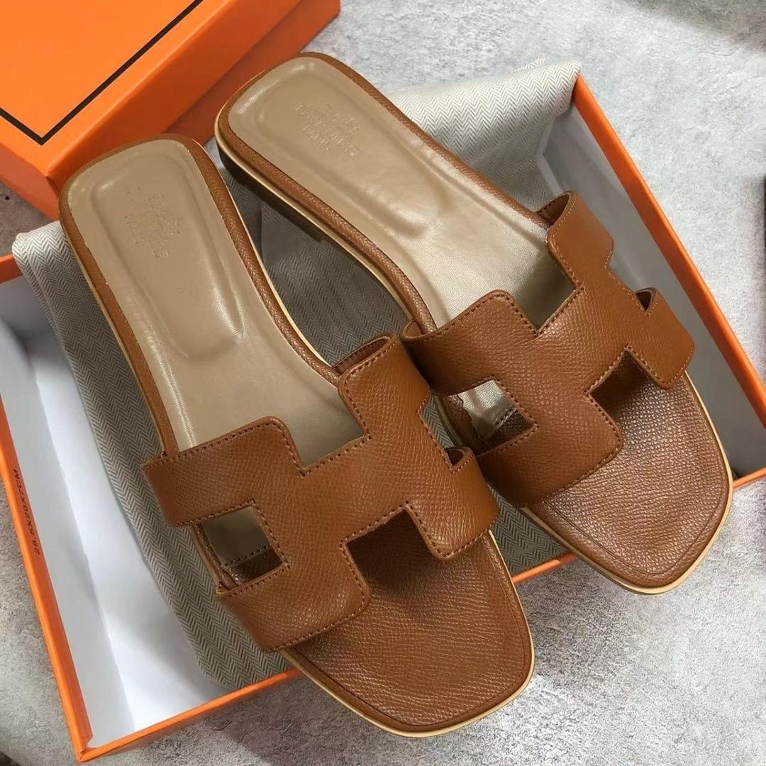 Sandales en cuir marron avec semelle beige style Hermeses