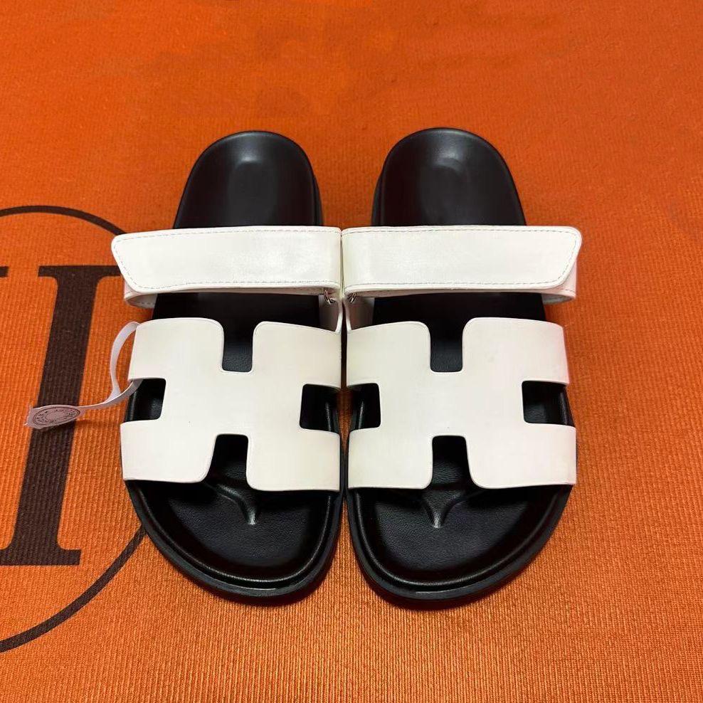 Sandales en cuir mate blanches avec semelle noire style Hermeses