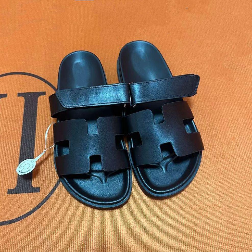 Sandales en cuir mate noires style Hermeses