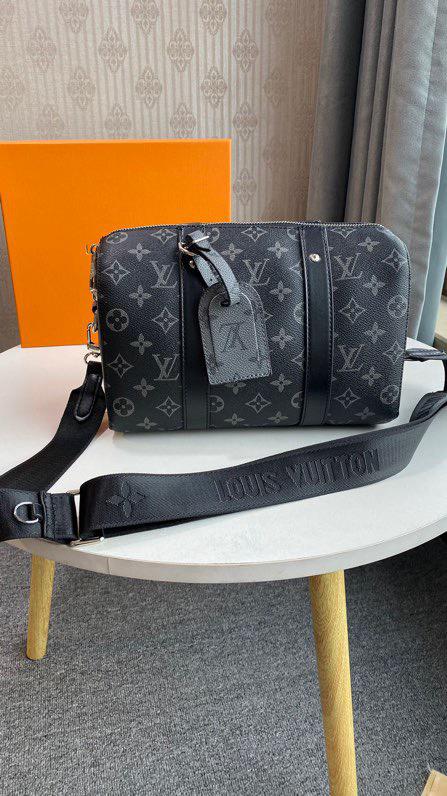 Sac à bandoulière noir à motifs gris style LVi