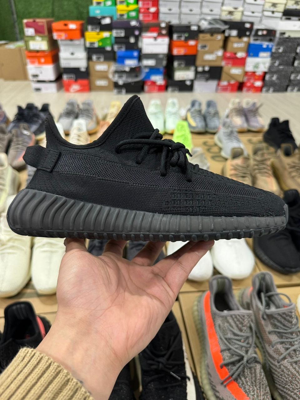 Chaussures en tissu noires style Yeezye 530