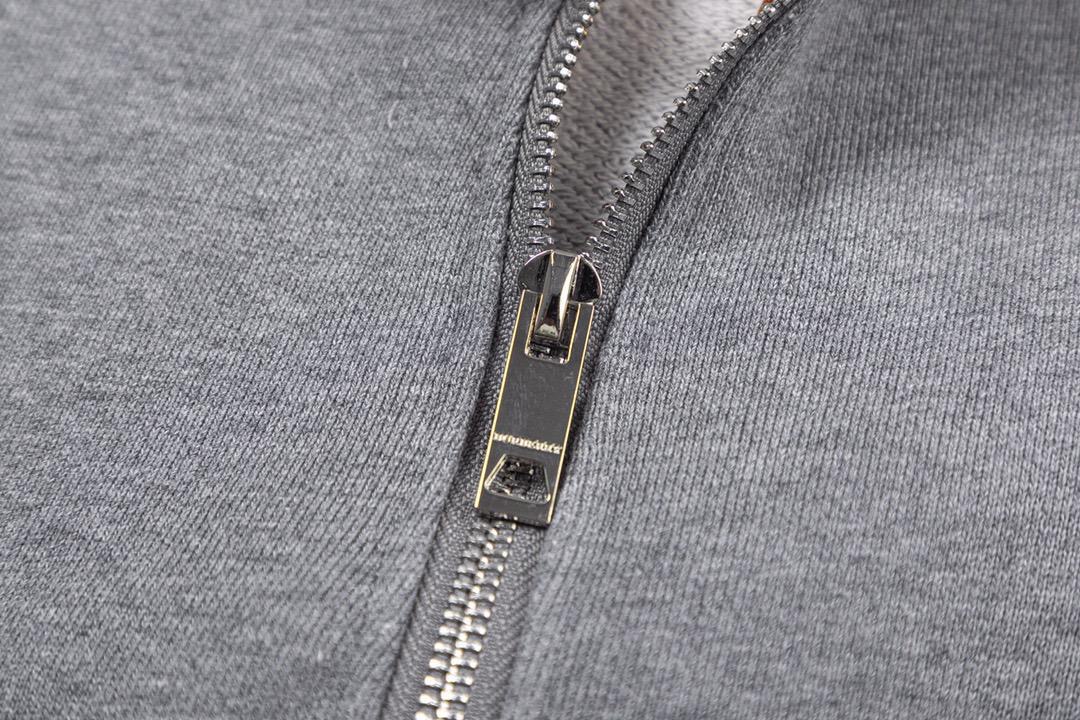 Sweat à capuche gris avec motifs dans la capuche style burberrye