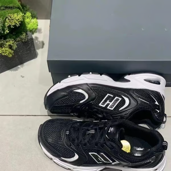 Chaussures en cuir et mesh noires et blanches style New Balanco 530