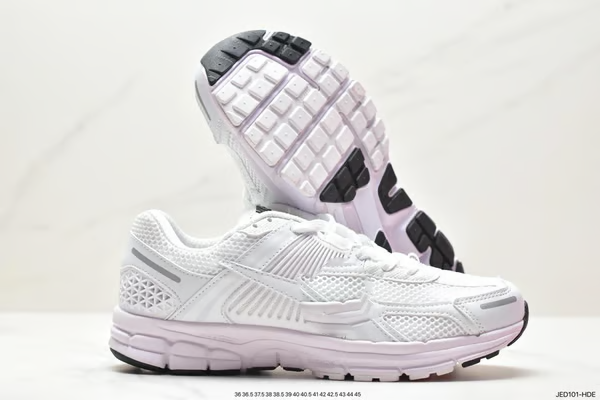 Chaussures blanches et semelle rose avec design sportif style Nik vomera