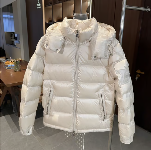 Doudoune blanche à capuche style Monclere