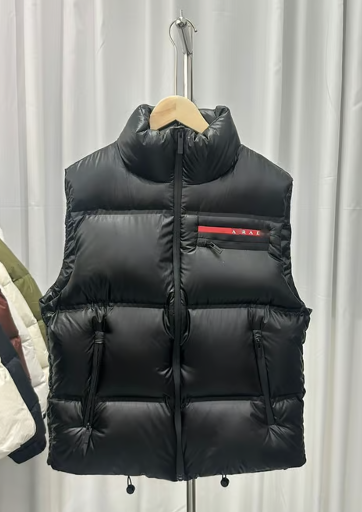 Doudoune sans manches noire avec logo rouge style Pradae