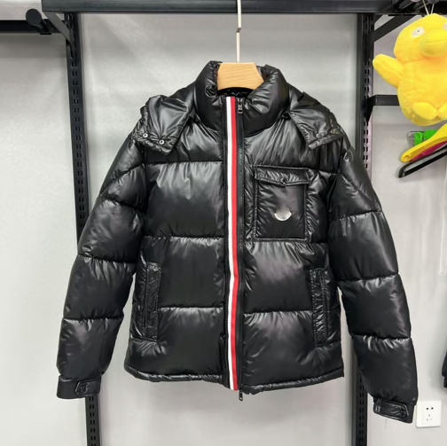 Doudoune noire avec bandes blanches et rouges style Monclere