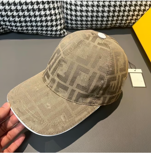 Casquette beige clair en toile à motifs style Fendie
