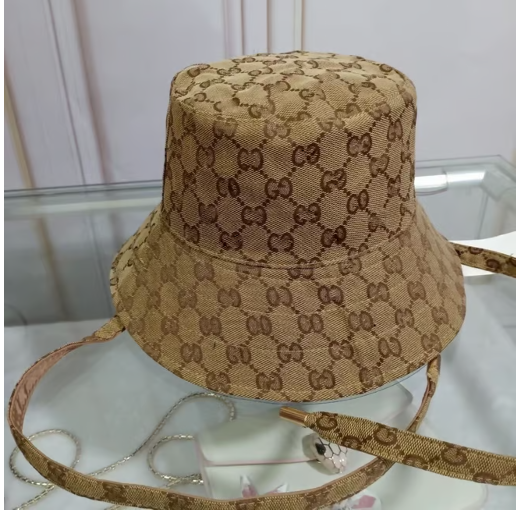 Chapeau à lacets et motifs marron style GG