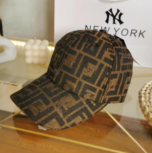 Casquette en tissu avec motif marron style Fendie