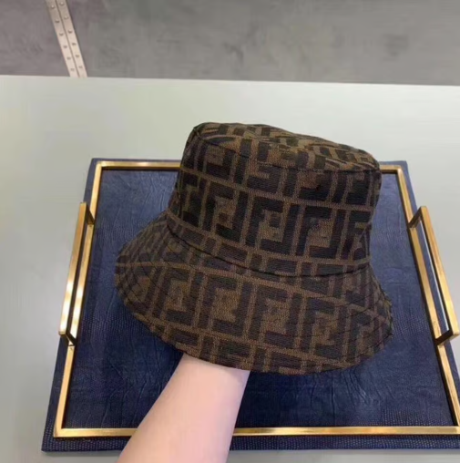 Chapeau à motif marron style Fendie