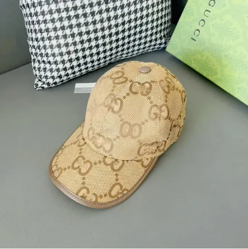 Casquette beige à gros motifs style Guccie