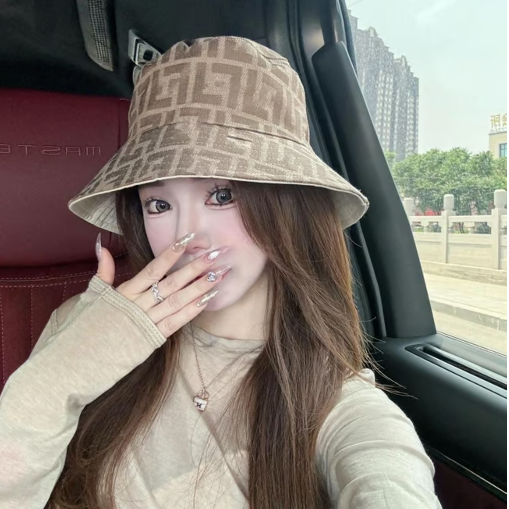 Chapeau à motif beige style Fendie