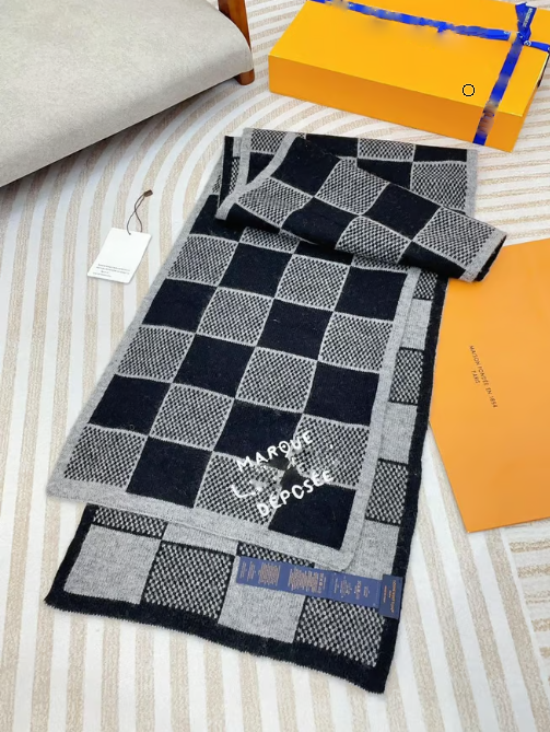Écharpe à motif damier grise et noire style LVi
