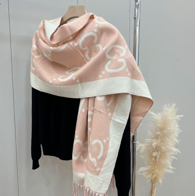 Écharpe en cachemire rose et blanche style GG