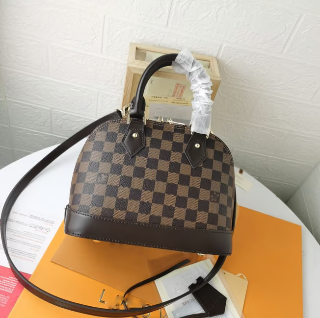 Sac à main marron à quadrillage style LVi
