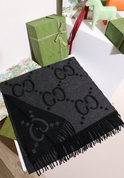 Écharpe en cachemire noire et grise style GG