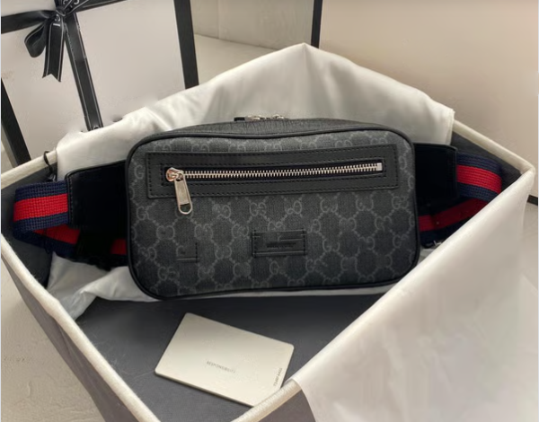 Sac banane noir avec sangle rouge style Guccie
