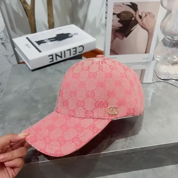Casquette rose à motifs et logo doré style Guccie
