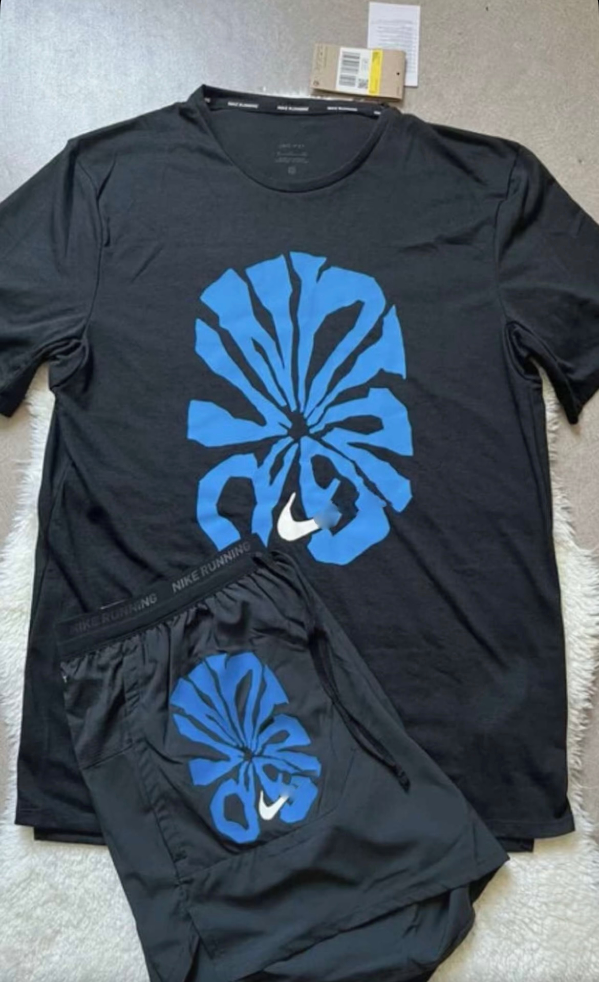 Ensemble de sport short - tshirt noir avec motifs bleus style Nik Running