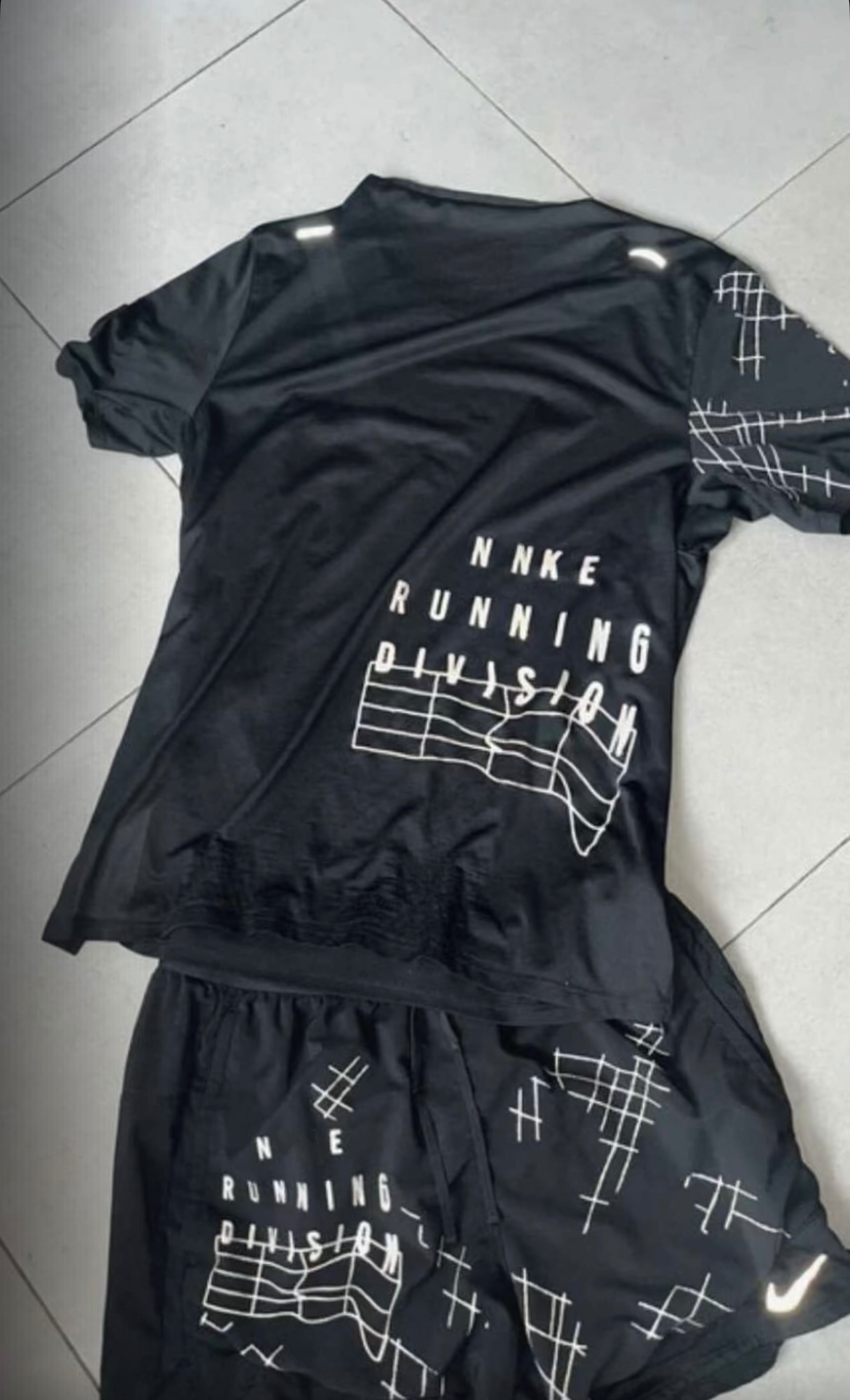 Ensemble de sport short - tshirt noir style Nik Running Division
