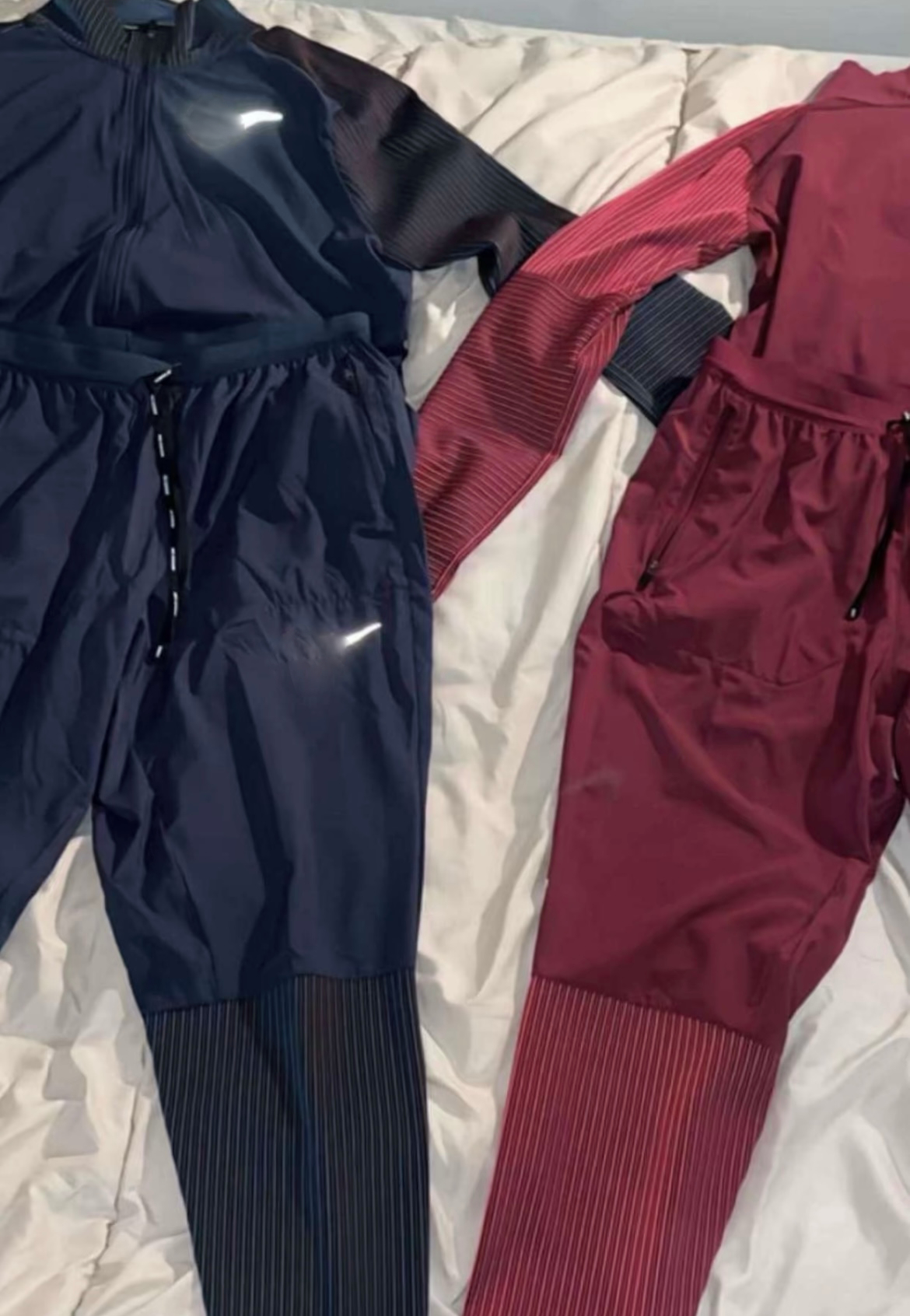 Ensemble de sport bleu foncé / rouge foncé style Nik Running