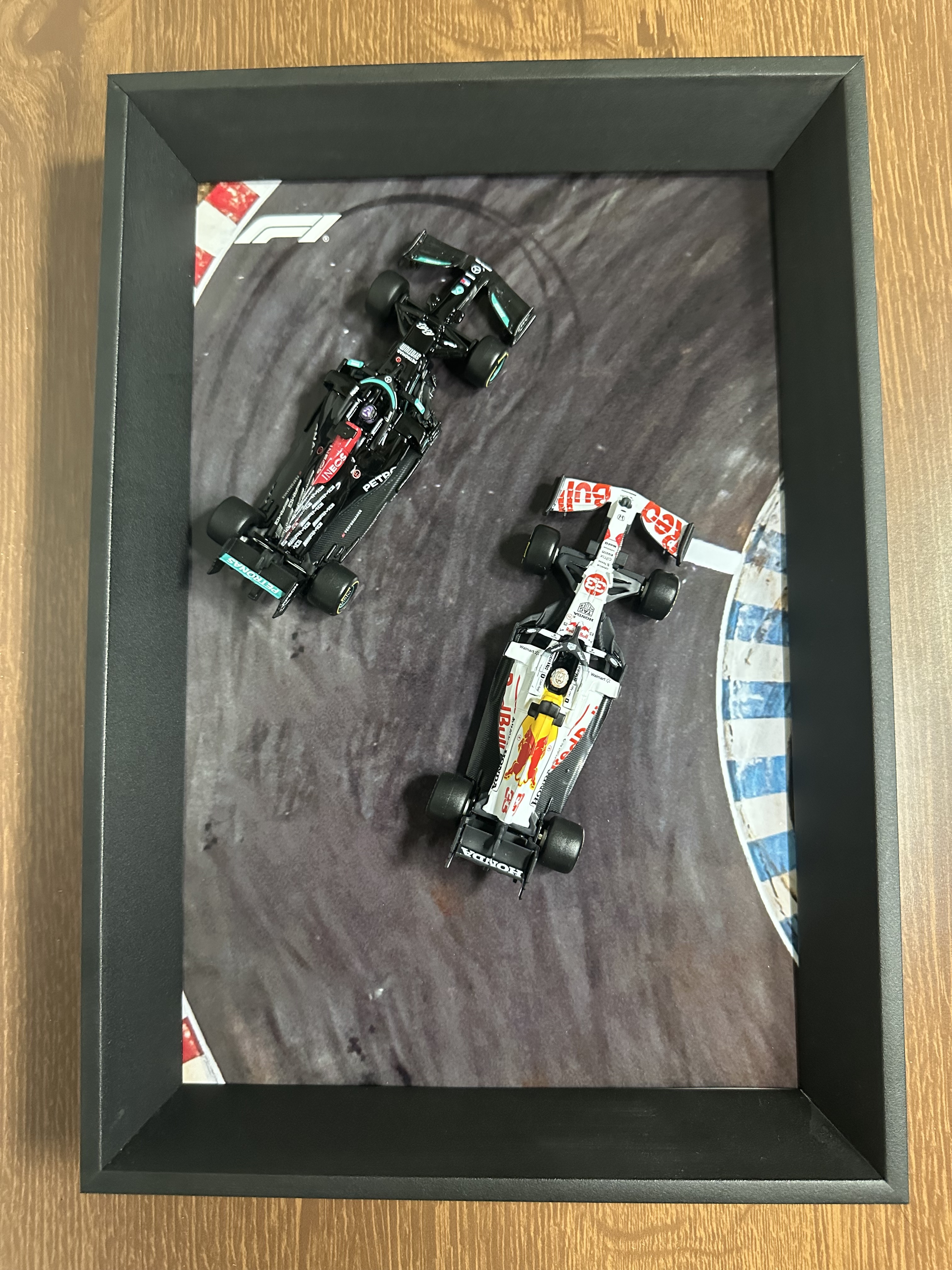Quadro com Miniaturas de Carros de Corrida