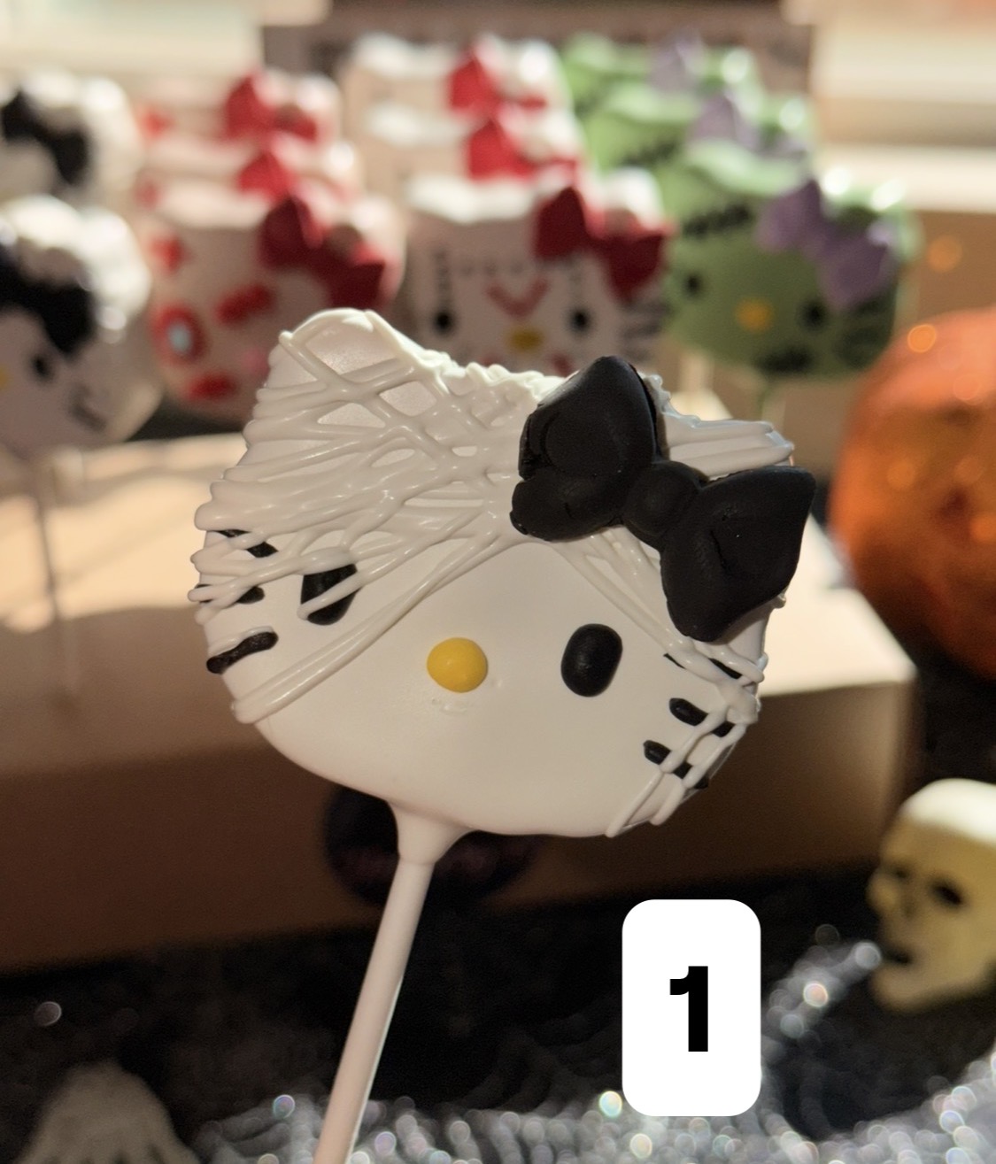 Hello kitty Halloween cake pops (1)