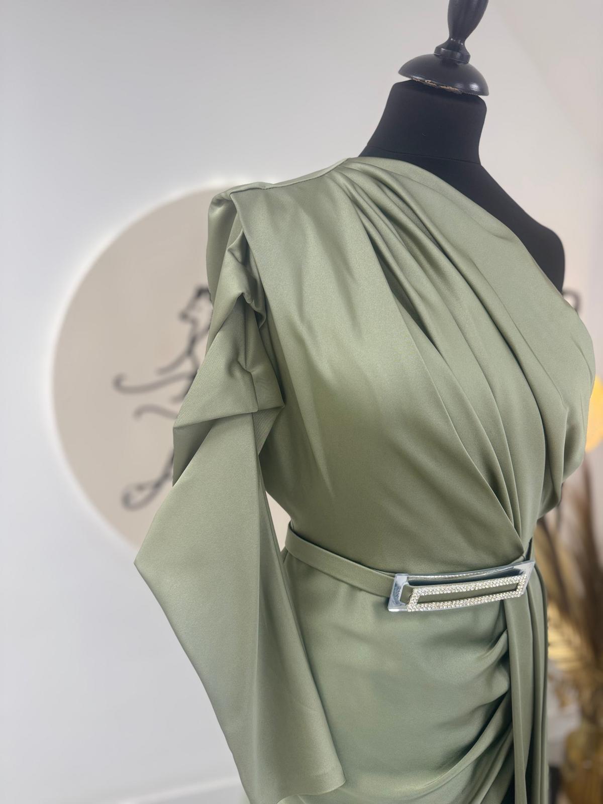 Robe de soirée en satin olive