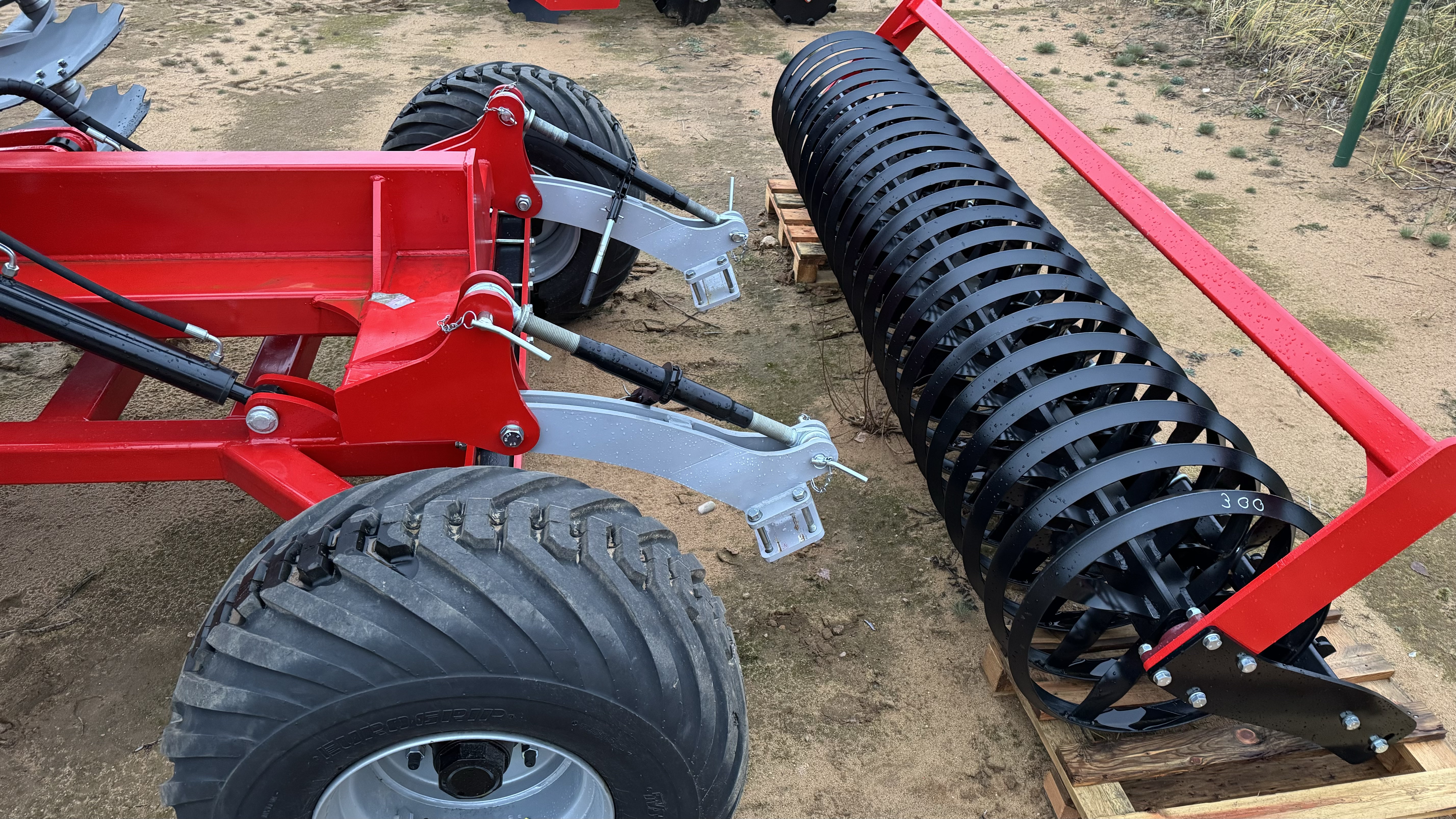 Hidrauliškai sulankstomas lėkštinis skutikas su važiuokle V1