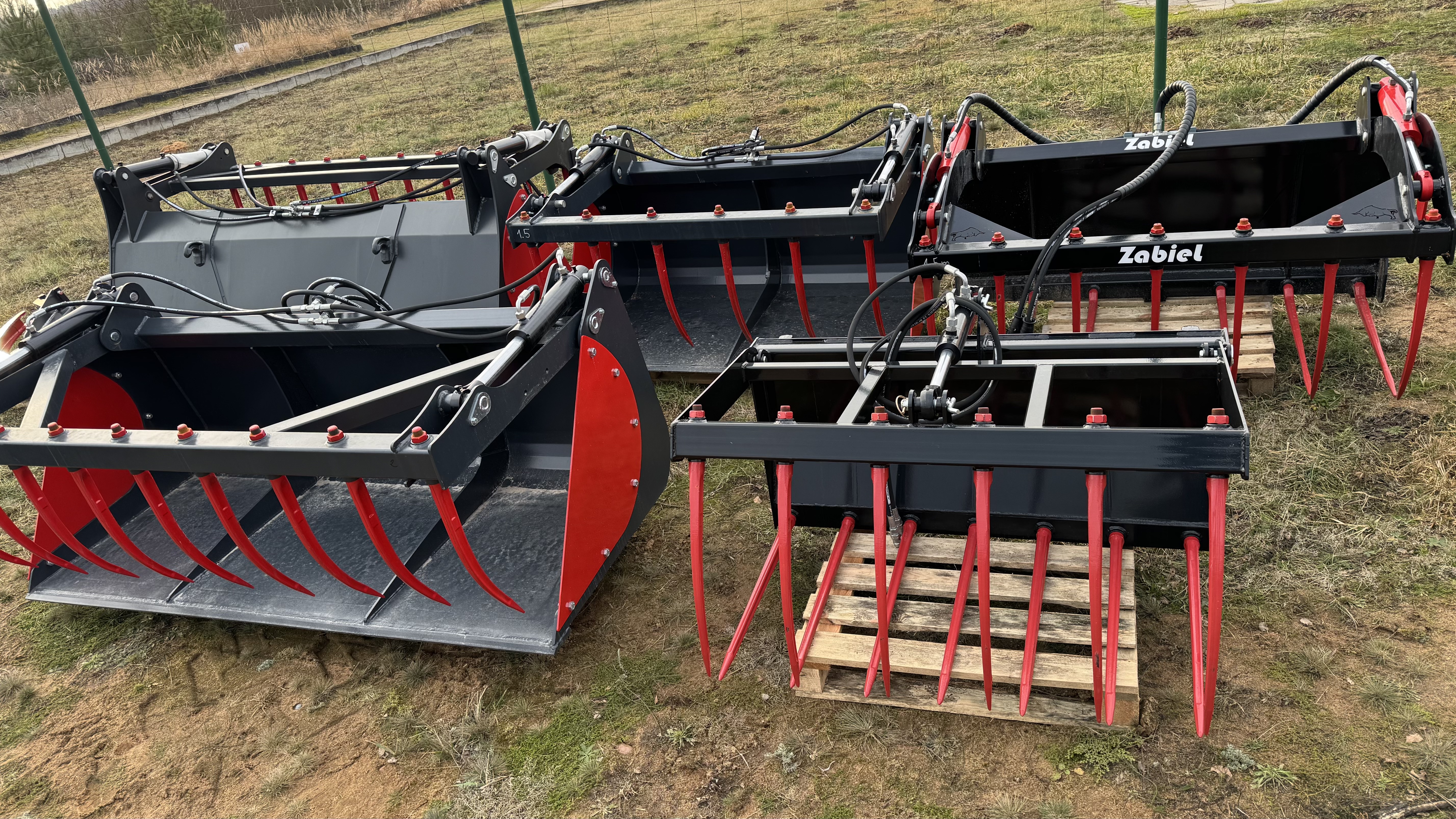 Šakės su prispaudimu mėšlui, šiaudams su dviem cilindrais