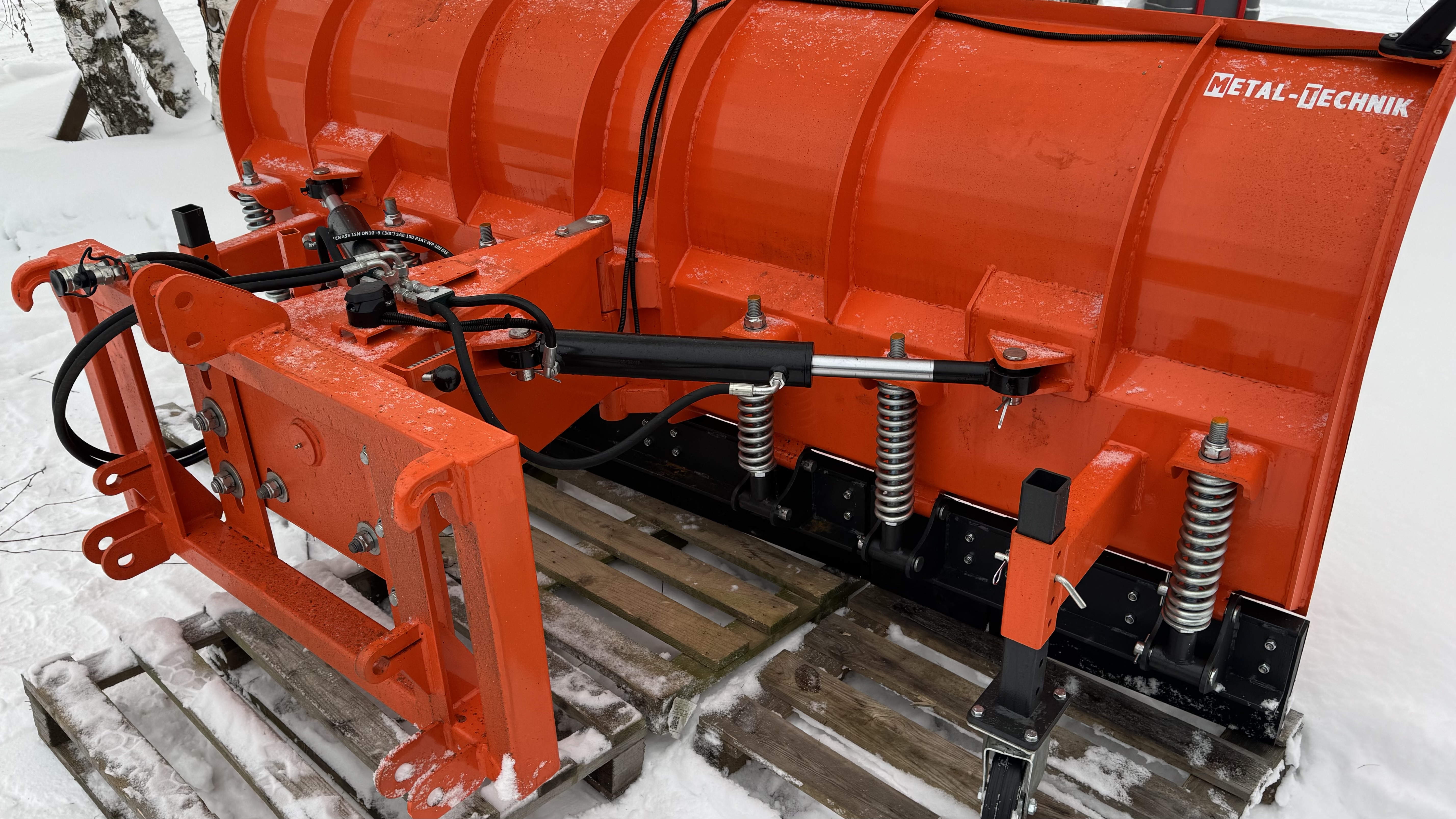 Sniego peilis su spyruokline apsauga, ratais ir apšvietimu