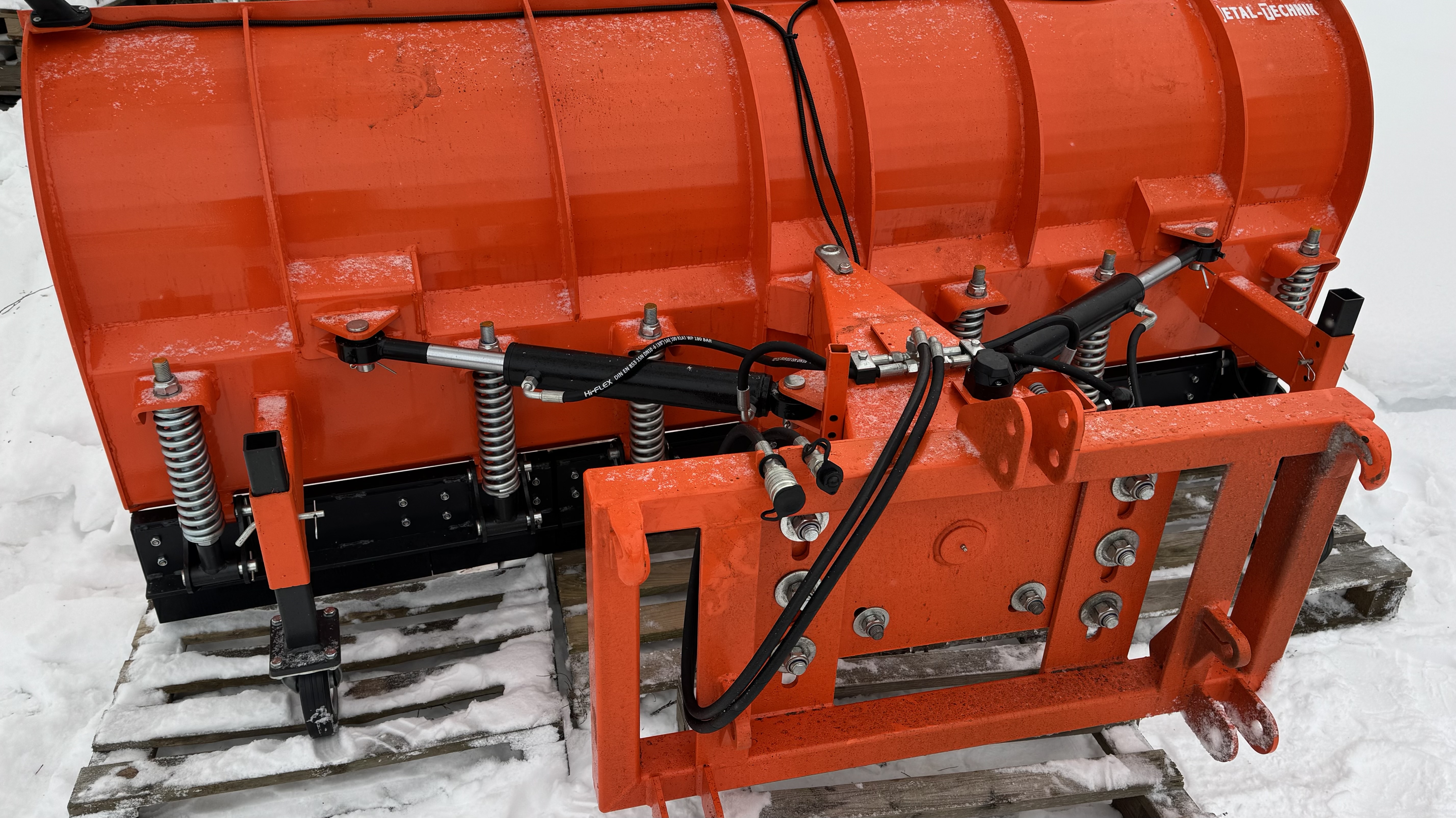 Sniego peilis su spyruokline apsauga, ratais ir apšvietimu