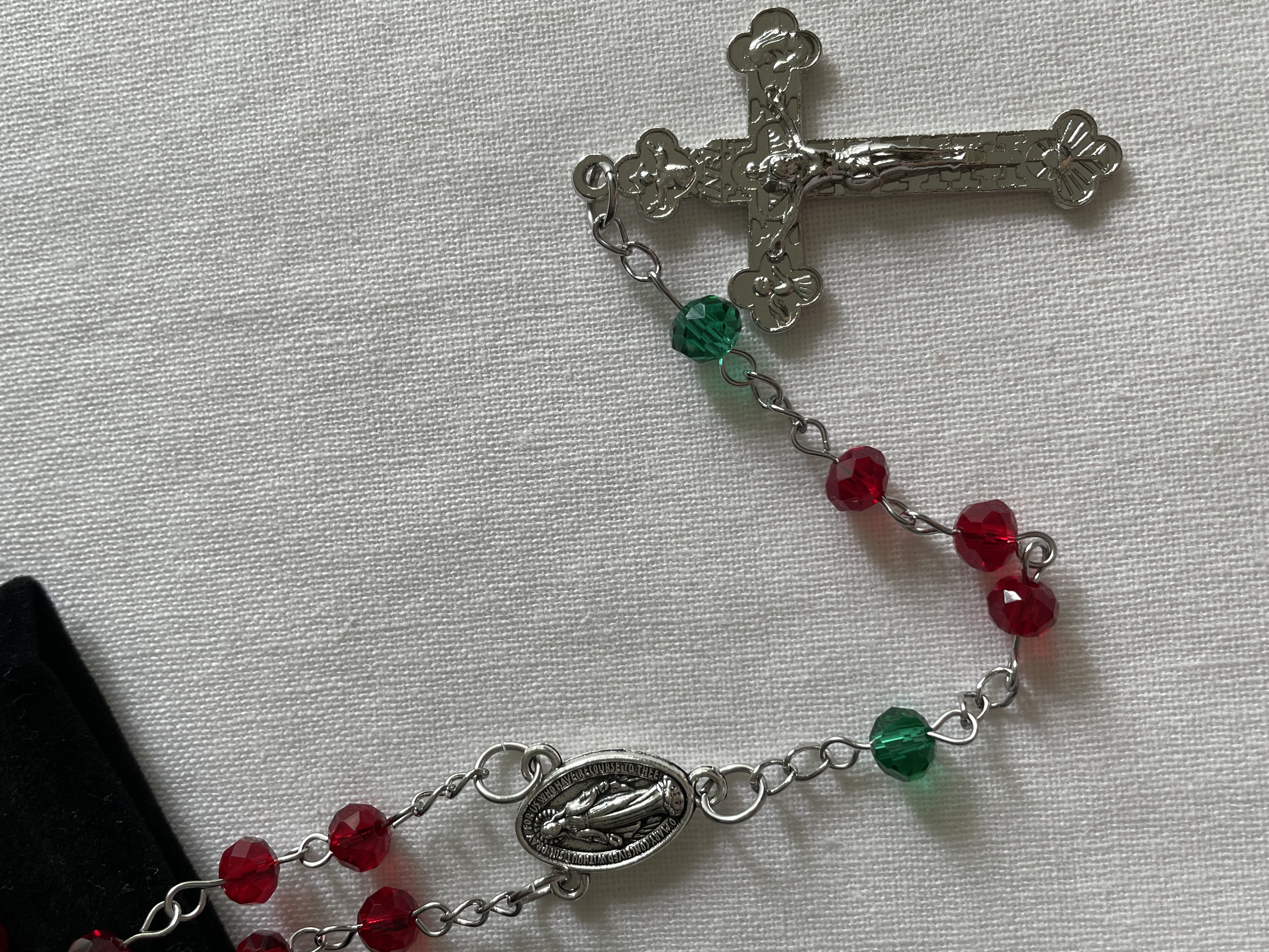 Christmas Joy Faceted Glass Rosary – Timeless Holiday Charm