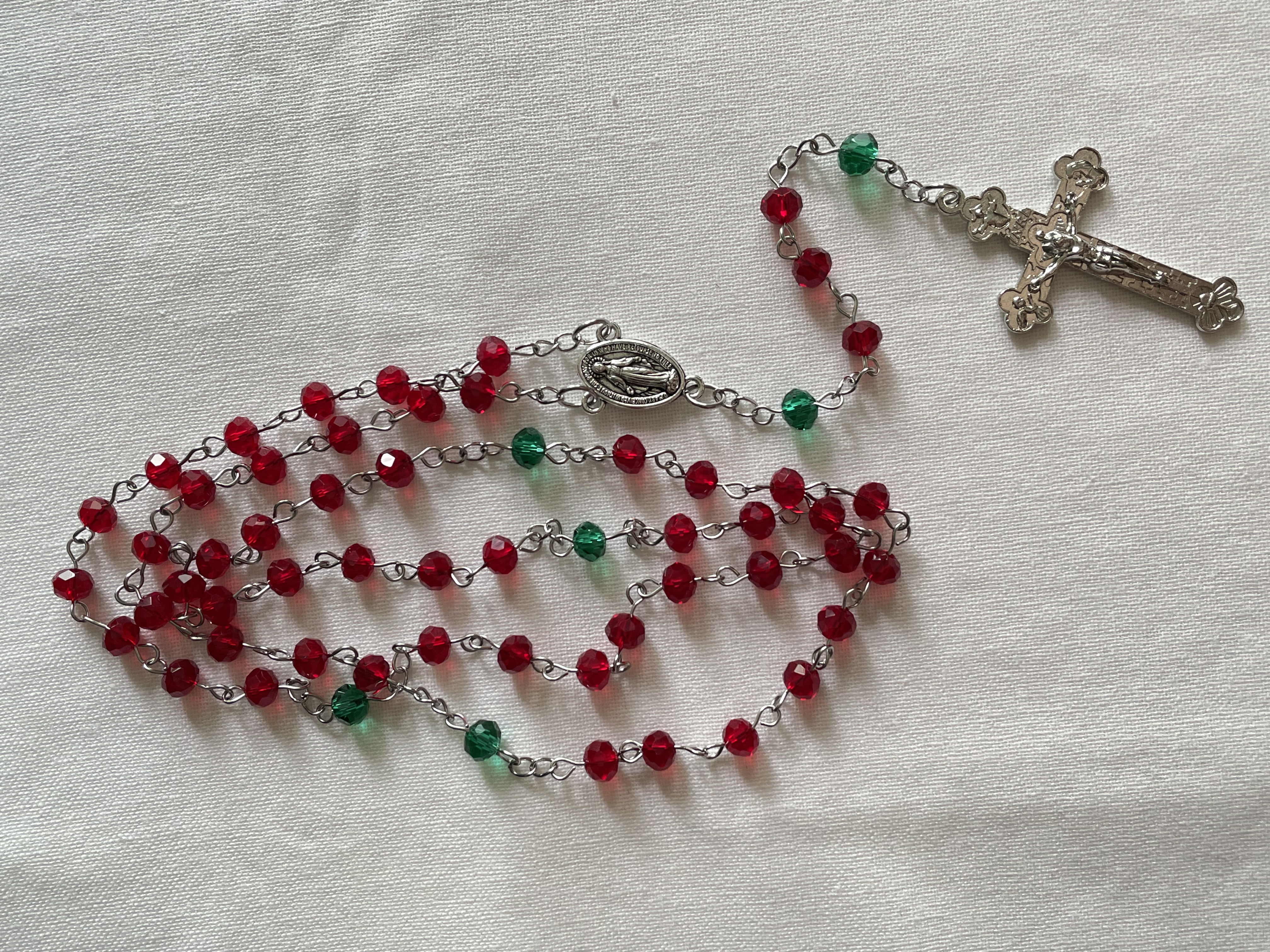 Christmas Joy Faceted Glass Rosary – Timeless Holiday Charm