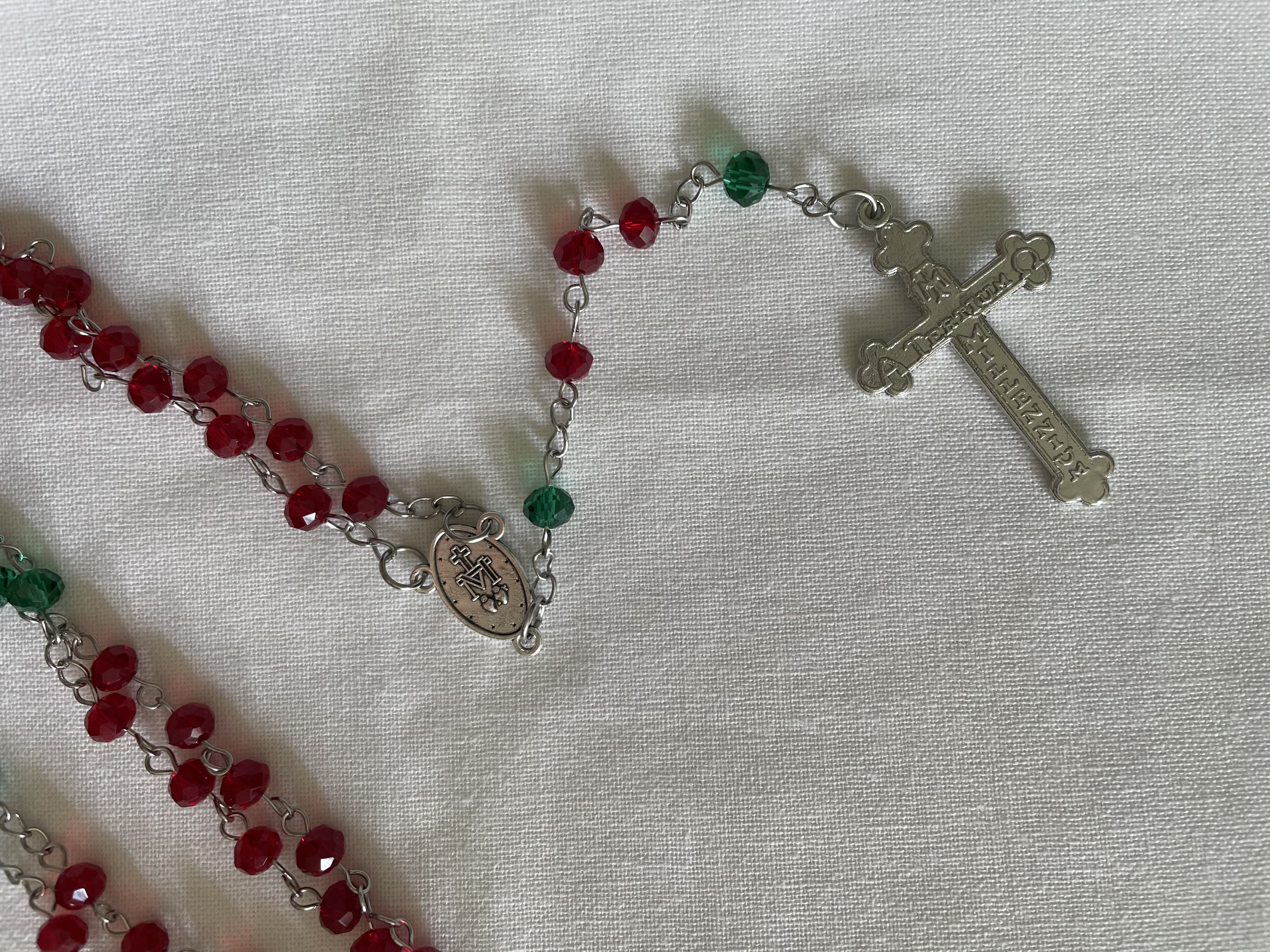 Christmas Joy Faceted Glass Rosary – Timeless Holiday Charm