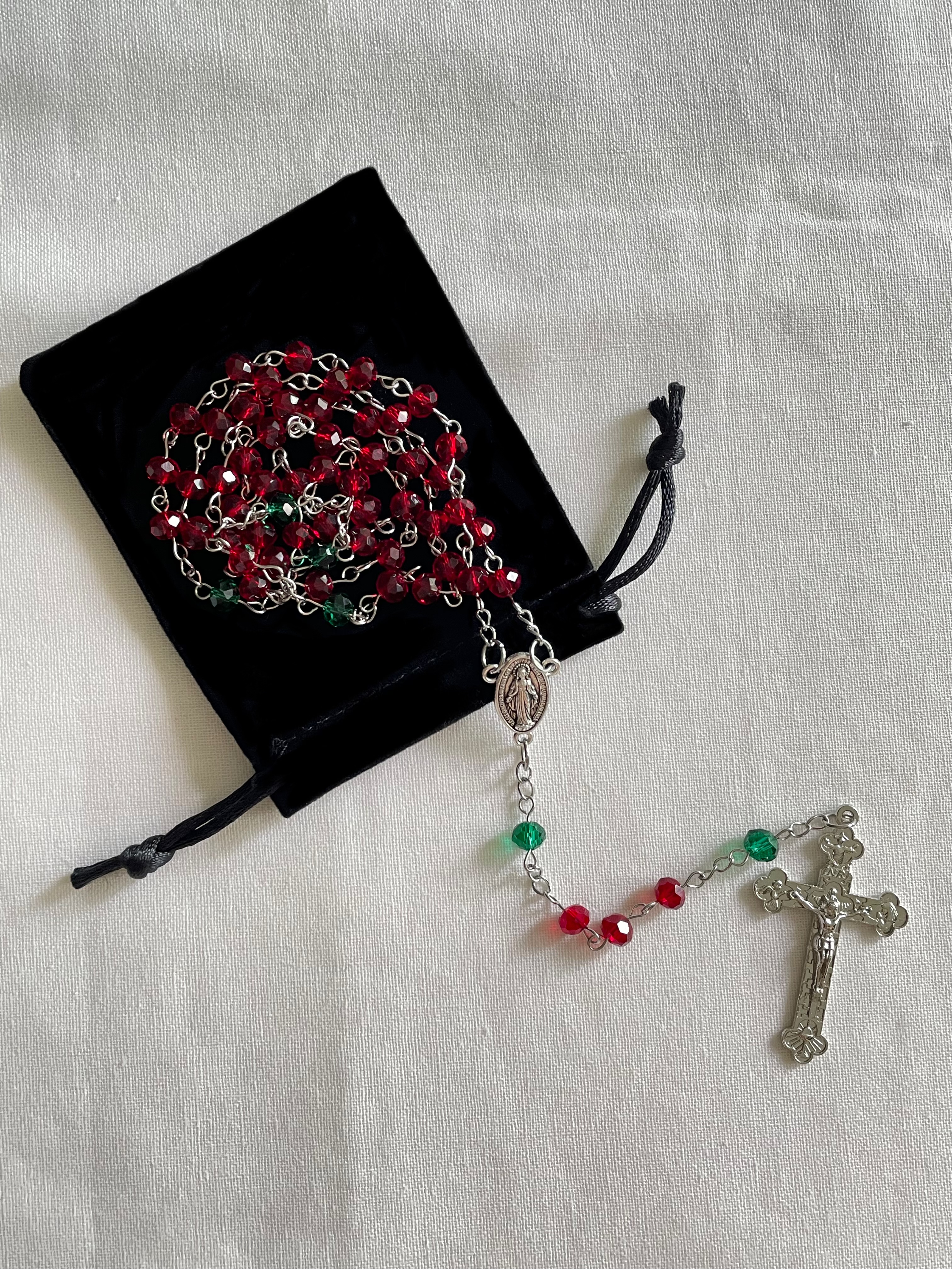 Christmas Joy Faceted Glass Rosary – Timeless Holiday Charm
