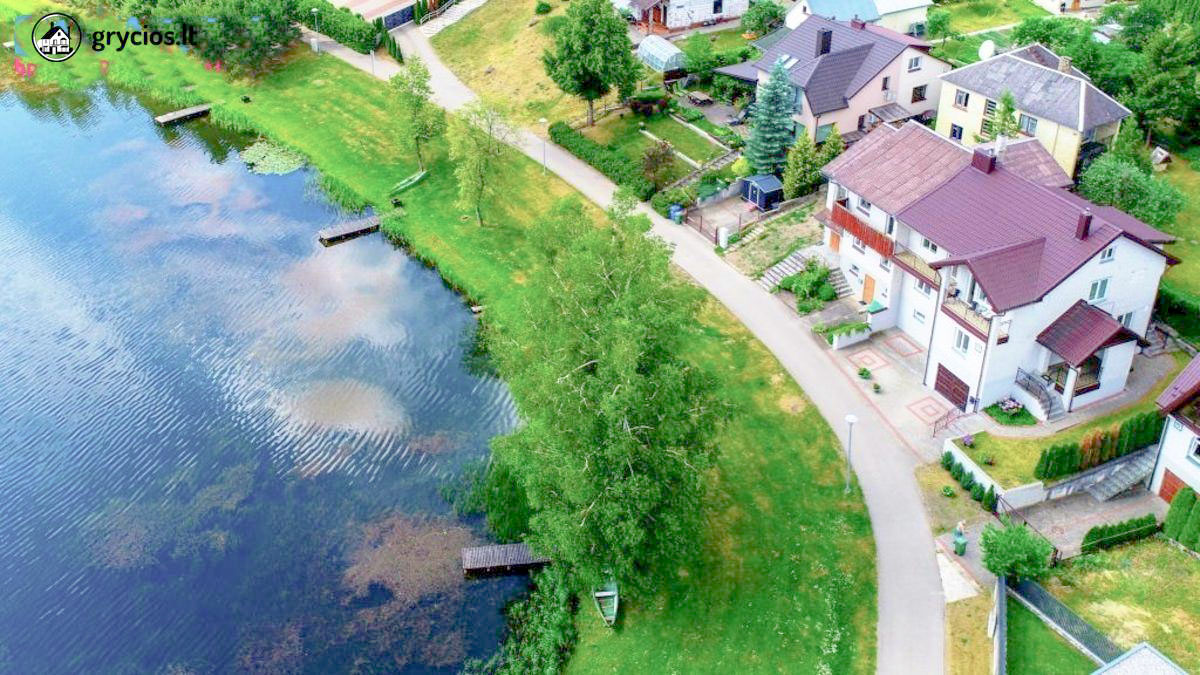 Druskininkuose, Pakalnės g., ant Vijūnėlės kranto, parduodamas 282,62 kv.m. ploto namas