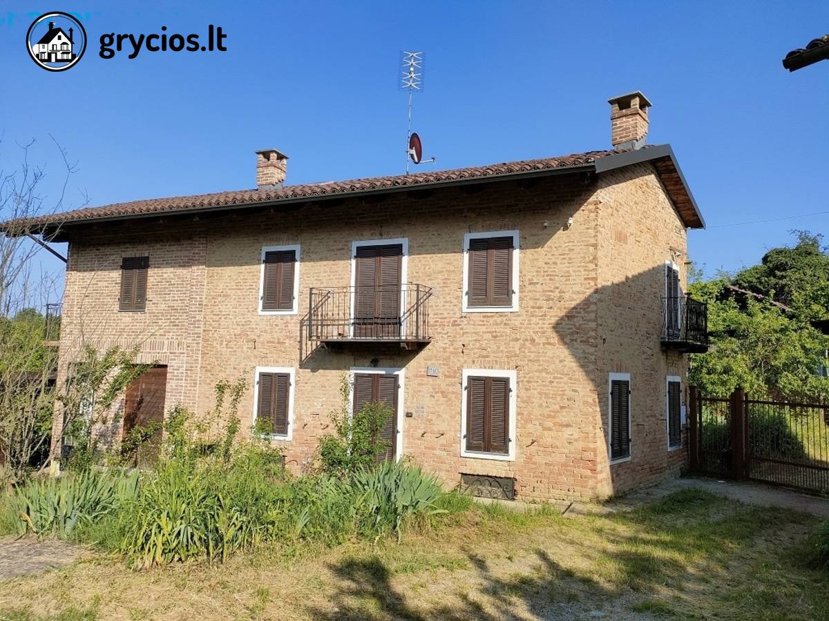 Italijoje, Pjemonto reg., Viale, parduodamas 2 aukštų namas su sodu