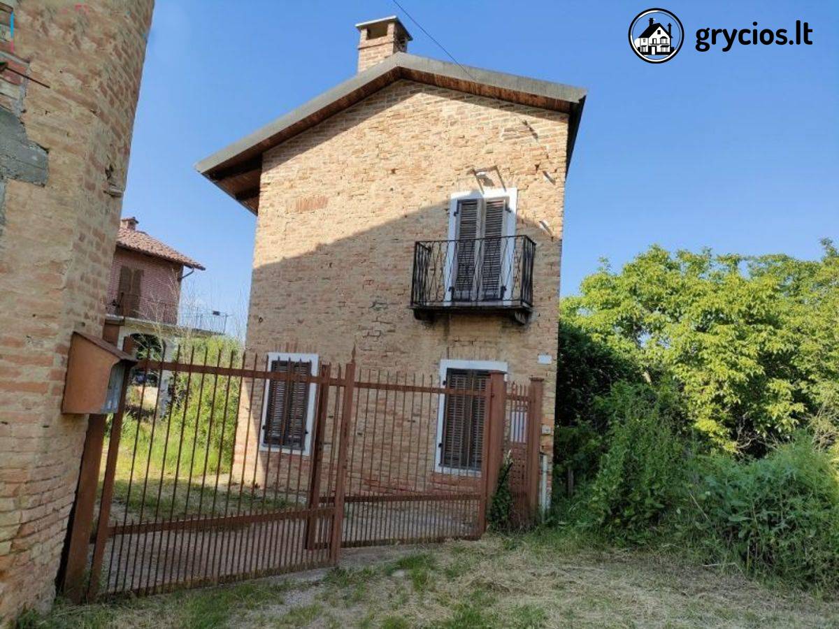 Italijoje, Pjemonto reg., Viale, parduodamas 2 aukštų namas su sodu