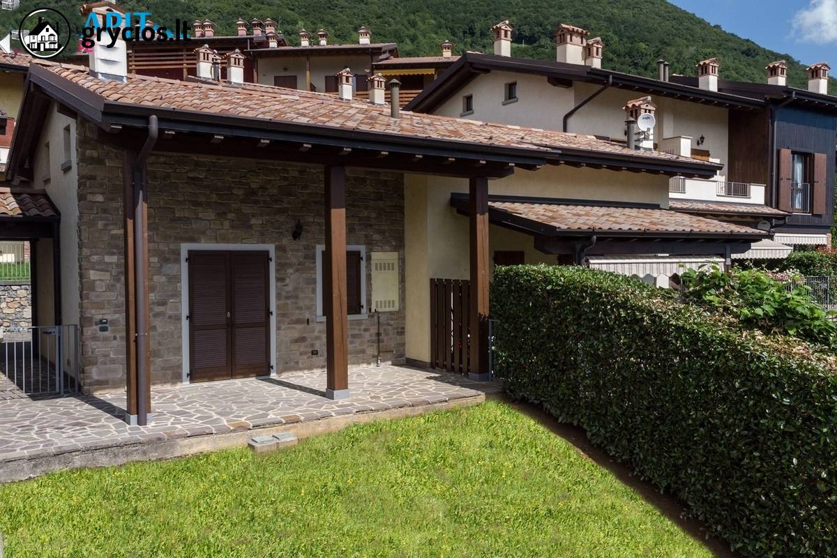 Italijoje, Lombardijos reg., Bergamo prov., Bianzano mstl. parduodama vila