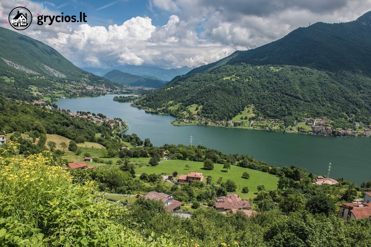 Italijoje, Lombardijos reg., Bergamo prov., Bianzano mstl. parduodama vila